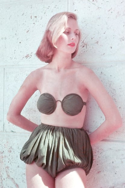 El 'Spectacle Suit’ creado en 1949 por la estadounidense Claire McCardell también es el gran precursor de los bikinis que triunfan este año. Dos copas redondas sin tirantes unidas por un pequeño puente garantizaban un generoso bronceado y se combinaban con unos pantalones cortos, anchos y con más cantidad de tela para compensar.