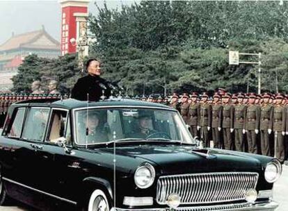 Deng Xiaoping pasa revista a una formación de soldados chinos en una foto sin fechar en Pekín.