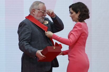 El filósofo donostiarra Fernando Savater recibió de manos de la presidenta de la Comunidad de Madrid, Isabel Díaz Ayuso, la Gran Cruz, máxima distinción regional, durante el acto de entrega de medallas de la Comunidad.