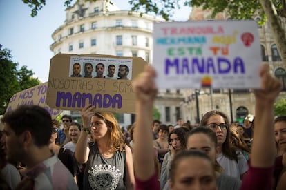Concentración en Sevilla contra la primera sentencia para los miembros de La Manada, en abril de 2018.
