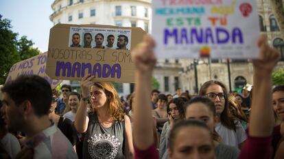 Concentración en Sevilla contra la primera sentencia para los miembros de La Manada, en abril de 2018.