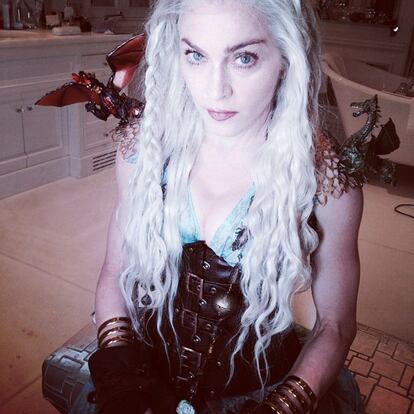 Para celebrar la fiesta judía de Purim, Madonna se disfrazó de Khaleesi, con un par de dragones incluidos en sus hombros.