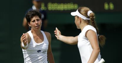 Carla Su&aacute;rez felicita a Ostapenko.