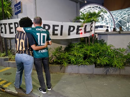 Dos aficionados se abrazan en el exterior del Hospital Albert Einstein en São Paulo (Brasil), donde murió Pelé el jueves.