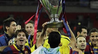 El jugador del FC Barcelona Pedro Rodríguez celebra con el trofeo y con sus compañeros la final de la Liga de Campeones de la UEFA contra el Manchester United