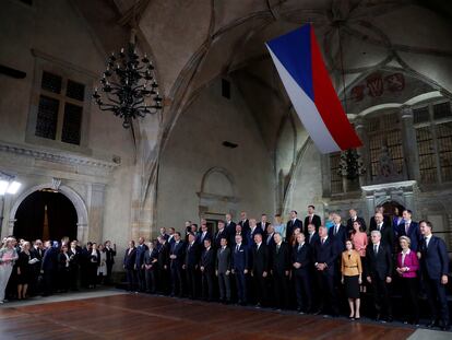 Jefes de Estado y Gobierno asistentes a la primera cumbre de la Comunidad Política Europea (CPE) en el castillo de Praga el 6 de octubre de 2022.