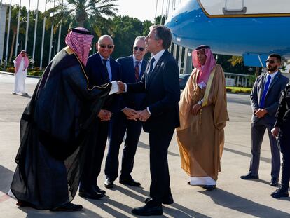 Antony Blinken, secretario de Estado estadounidense, es recibido en Yedah (Arabia Saudí), este miércoles.