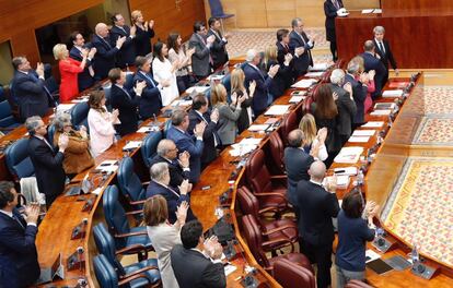 Los diputados del PP aplauden a Ángel Garrido en su despedida. 