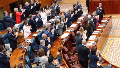 Los diputados del PP aplauden a Ángel Garrido en su despedida. 