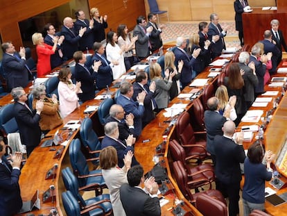 Los diputados del PP aplauden a Ángel Garrido en su despedida. 