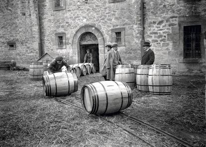 Trasiego de barricas en el patio de la bodega Marqués de Riscal, a finales del siglo XIX.