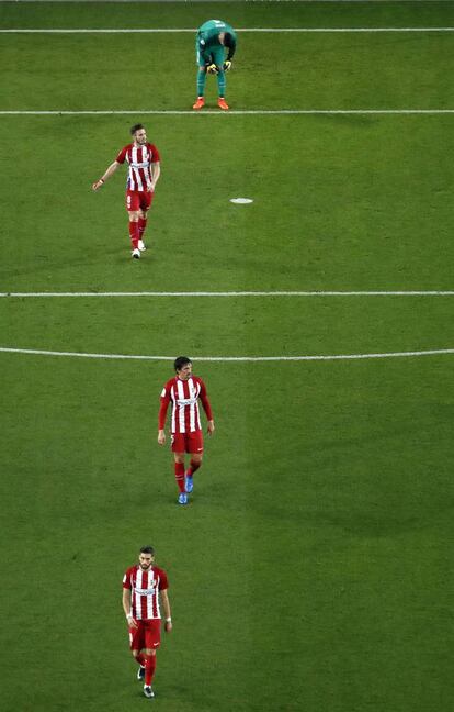 El portero del Atlético de Madrid Miguel Ángel Moyá, junto a Saúl Ñíguez, Stefan Savic y Yannick Carrasco, tras el gol marcado por el FC Barcelona.