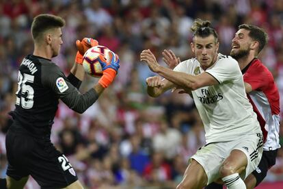 El portero del Athletic Bilbao Unai Simón atrapa el balón ante Gareth Bale.