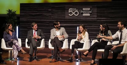 De izda. a dcha.: Sonia Pascual, Tomás Pascual, Antonio Pérez, Sara Andrés, Mireia Badia y Guillermo Martínez durante el acto.