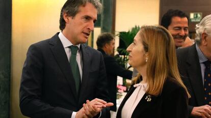 Íñigo de la Serna, ministro de Fomento, junto a Ana Pastor, presidenta del Congreso.