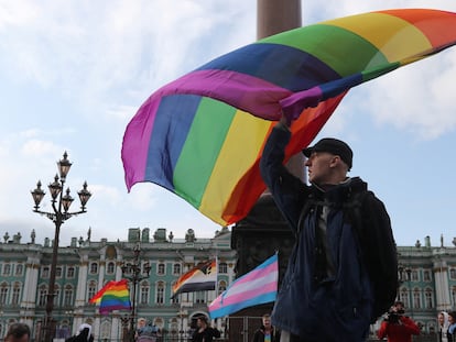 Un ciudadano ondea la bandera LGTBI durante la celebración del Orgullo en San Petersburgo, en agosto de 2019.