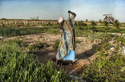 Kurumba Drammeh, de 55 años, trabaja un pedazo de tierra dentro del mismo huerto comunitario que Kujeje, en Kaba Kama. Se hizo socia de GAWFA en 1997 después de conocer el trabajo que realizaban a través de la radio. El acceso al mundo financiero de mujeres como Kurumba o Kujeje ha facilitado la creación de muchos de estos huertos comunitarios, donde la unión de este capital facilita la construcción de pozos y el mantenimiento de las cercas que rodean estas pequeñas parcelas, algo que, de forma individual, sería mucho más costoso.