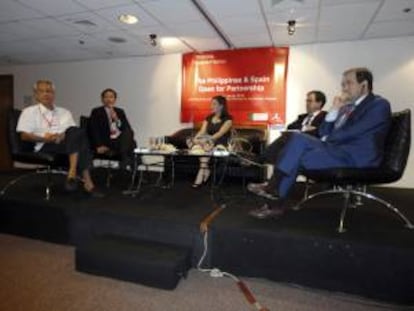 De izquierda a derecha, Joel Rocamora, de la Comisión filipina Contra la Pobreza; Vince Lazatín, de Red filipina de Transparencia y Buena Gestión; Pia Hontiveros, periodista de televisión y moderadora; Joaquín Llimona, director del área de relaciones internacionales del Ayuntaminto de Barcelona; y José Bono, expresidente del Congreso de los Diputados, durante su participación hoy en la Tribuna España-Filipinas.