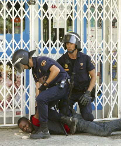 Dos policías detienen a un hombre durante los incidentes del 29 de agosto.