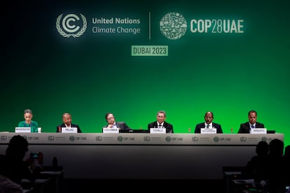 El presidente de Colombia Gustavo Petro, con líderes de países insulares, durante la Conferencia de las Naciones Unidas sobre el Cambio Climático COP28, hoy en Dubai, Emiratos Árabes Unidos.