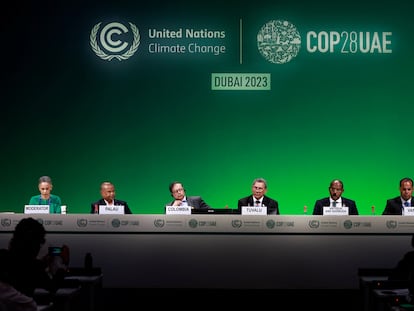El presidente de Colombia Gustavo Petro, con líderes de países insulares, durante la Conferencia de las Naciones Unidas sobre el Cambio Climático COP28, hoy en Dubai, Emiratos Árabes Unidos.