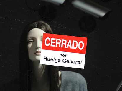 Cartel de "Cerrado por Huelga General" en un escaparate