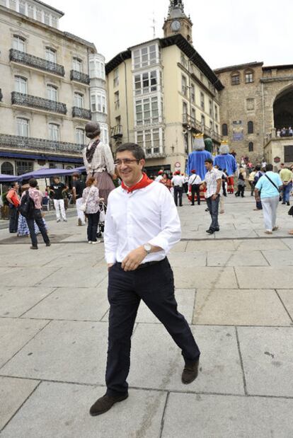 El <b><i>lehendakari,</b></i> Patxi López, ayer en el centro de Vitoria antes de hacer sus declaraciones a la prensa.