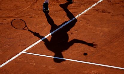 La sombra del tenista español Roberto Bautista durante un partido contra el tenista británico Cameron Norrie en la primera ronda de la Copa Davis, en Marbella (España).