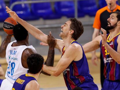 Pau Gasol le pone un tapón a Black.