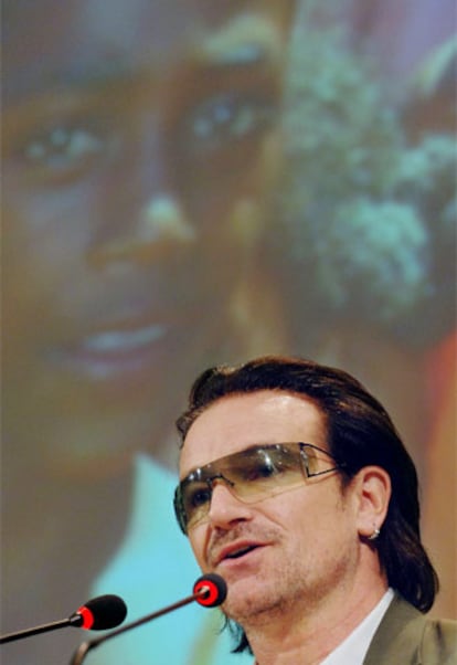 El líder de U2, Bono, en la conferencia de prensa posterior a su encuentro con Barroso.