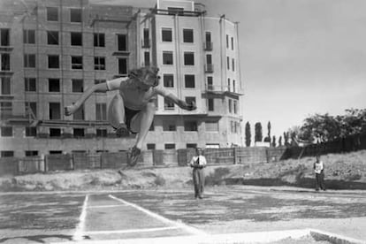 Madrid, 1935. La atleta Isabelita Martínez realizando un salto de longitud.