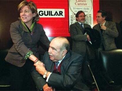 Fernando Lázaro Carreter, con Pilar del Castillo. Al fondo, Juan Luis Cebrián e Iñaki Gabilondo.