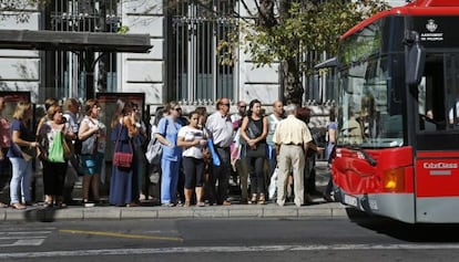 Fila en una parada de autobús en Valencia.