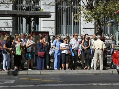 Fila en una parada de autobús en Valencia.