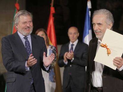 Fernando Trueba, després de recollir el Premi Nacional de Cinematografia de mans del ministre Íñigo Méndez de Vigo.