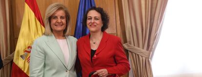 Fátima Báñez, ex ministra de Empleo del Gobierno popular (izquierda) junto a Magdalena Valerio, actual ministra de Trabajo, Migraciones y Seguridad Social del Ejecutivo socialista, durante el traspaso de la cartera.