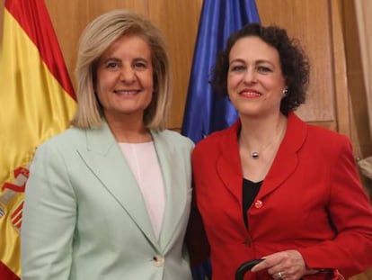 Fátima Báñez, ex ministra de Empleo del Gobierno popular (izquierda) junto a Magdalena Valerio, actual ministra de Trabajo, Migraciones y Seguridad Social del Ejecutivo socialista, durante el traspaso de la cartera.