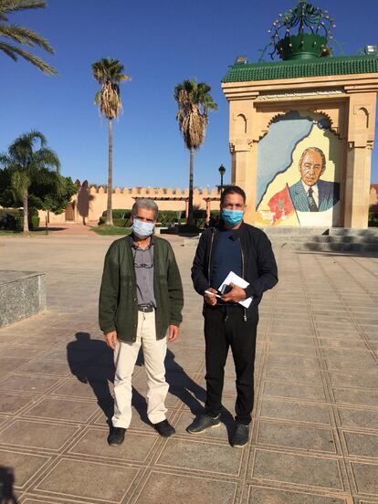 Abdennaji Elgoumri (izquierda), miembro de la oficina local de la Asociación Marroquí de Derechos Humanos (AMDH) y el presidente local de la organización, Ahmed Boulmane.