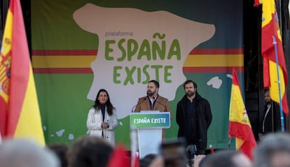 El presidente de Vox, Santiago Abascal (centro), durante la concentración del pasado domingo en Madrid.