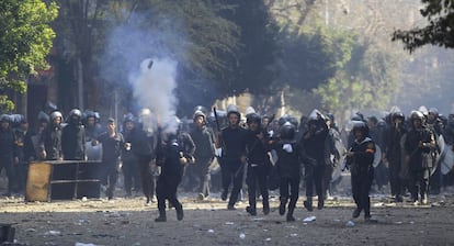 La policía lanza gases lacrimógenos contra manifestantes frente al ministerio del Interior.