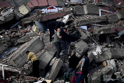 Familias buscan a desaparecidos entre los escombros de un edificio colapsado en Kahramanmaras (Turquía). 