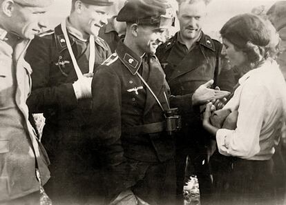 Una gitana lee la buenavetura a militares alemanes en Polonia, en octubre de 1939.