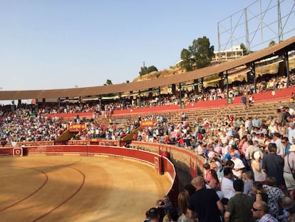 Los tendidos de sol de la plaza de Huelva instantes antes del inicio de la corrida del pasado 3 de agosto.