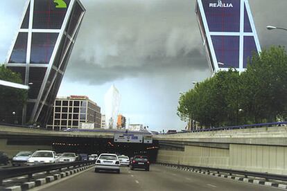 La tormenta se cierne sobre el norte de Madrid, entre el característico dibujo de las torres KIO.