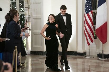 La actriz Julia Louis-Dreyfus, conocida por su papel en la serie 'Veep', en la que interpretaba a una vicepresidenta estadounidense, apareció en el evento junto a su hijo de 25 años, Charlie Hall, que también está arrancando su carrera en el mundo de la interpretación. Durante la noche, afirmó que era "muy emocionante" estar de regreso en la Casa Blanca.