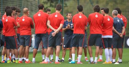 Ernesto Valverde da una charla a los jugadores del Athletic, durante el entrenamiento de ayer. 