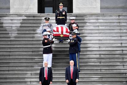 Miembros de la Guardia de Honor trasladan el ataúd del senador John McCain por las escalinatas del Capitolio.