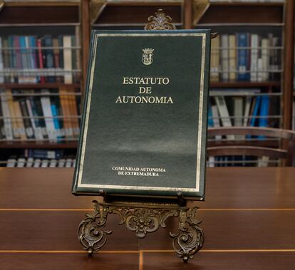 Ejemplar del Estatuto de Autonomía de Extremadura en la Biblioteca de la Asamblea.
