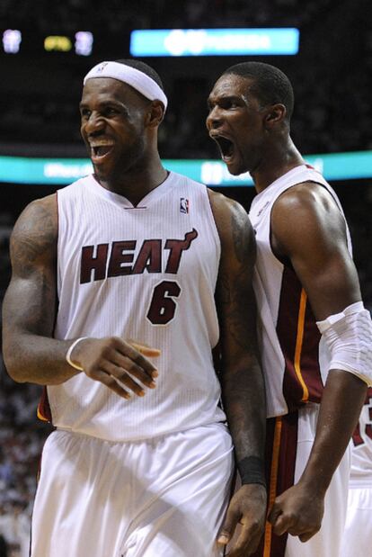 Los jugadores de los Heat de Miami LeBron James (derecha) y Chris Bosch celebran la victoria de su equipo sobre los Bulls.