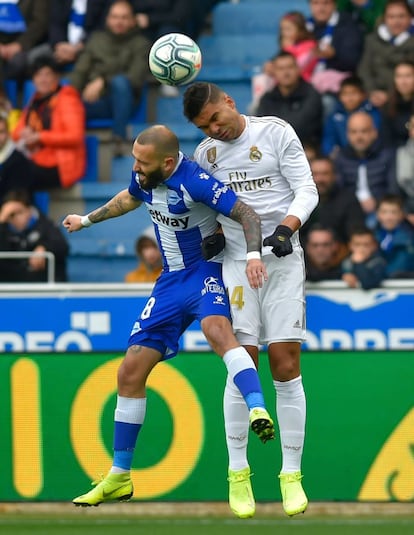 Casemiro y Pina luchan por controlar la pelota.